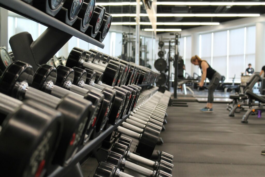 Cuánto se tarda en perder grasa hombre adulto: mancuernas en gimnasio