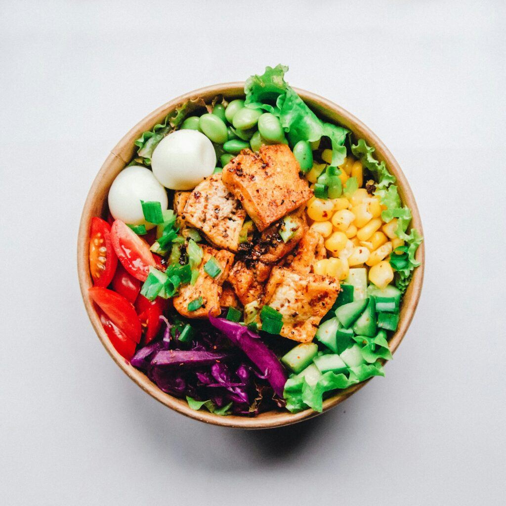 Déficit calórico sin pasar hambre: estructura nutricional con proteína y vegetales