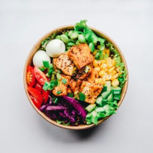 Déficit calórico sin pasar hambre: estructura nutricional con proteína y vegetales